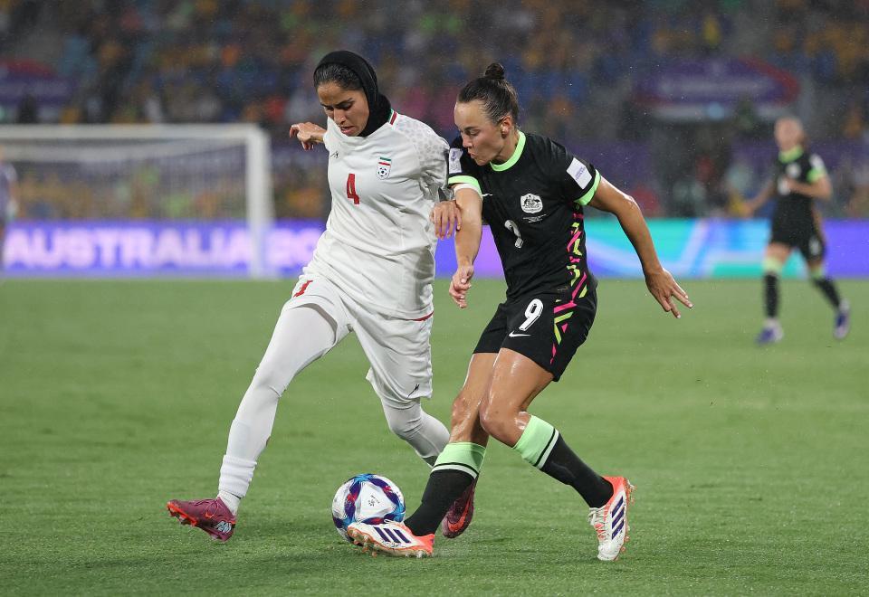 华体会-伊朗女足0-4澳大利亚！亚洲杯2连败垫底 赛前高唱国歌+集体敬礼